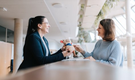 Beratung zu Produkten in der Tourist-Information, &copy; Stadt Bad Salzuflen / M. Adamski