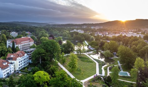 Sonnenaufgang &uuml;berm Kurpark mit anliegenden Pensionen und Villen