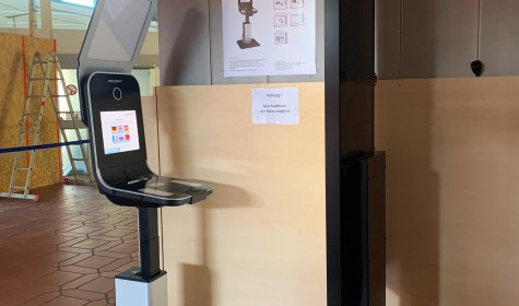 Zu sehen ist der neue Passfotoautomat in der Bürgerhalle des Rathauses, © Stadt Bad Salzuflen