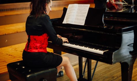 Frau am Flügel, © Stadt Bad Salzuflen / S. Strothbäumer Frau am Flügel, © Stadt Bad Salzuflen / S. Strothbäumer