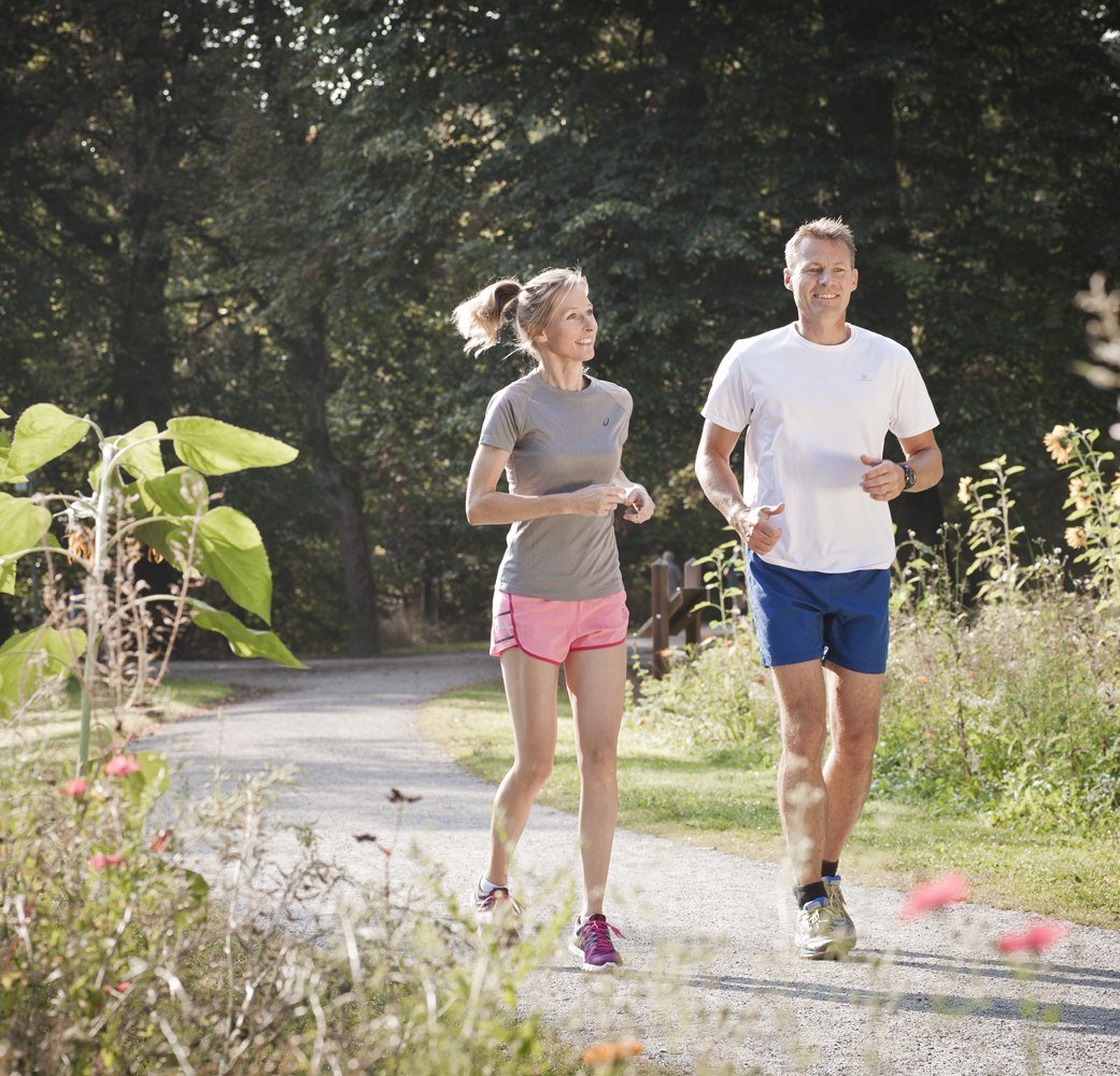 Paar beim Jogging im Landschaftsgarten, © Staatsbad Salzuflen GmbH / Kathrin Biller