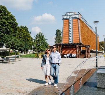 Atmen am Gradierwerk mit einem Spaziergang durch die Stadt verbinden., © Staatsbad Salzuflen / S. Strothbaeumer