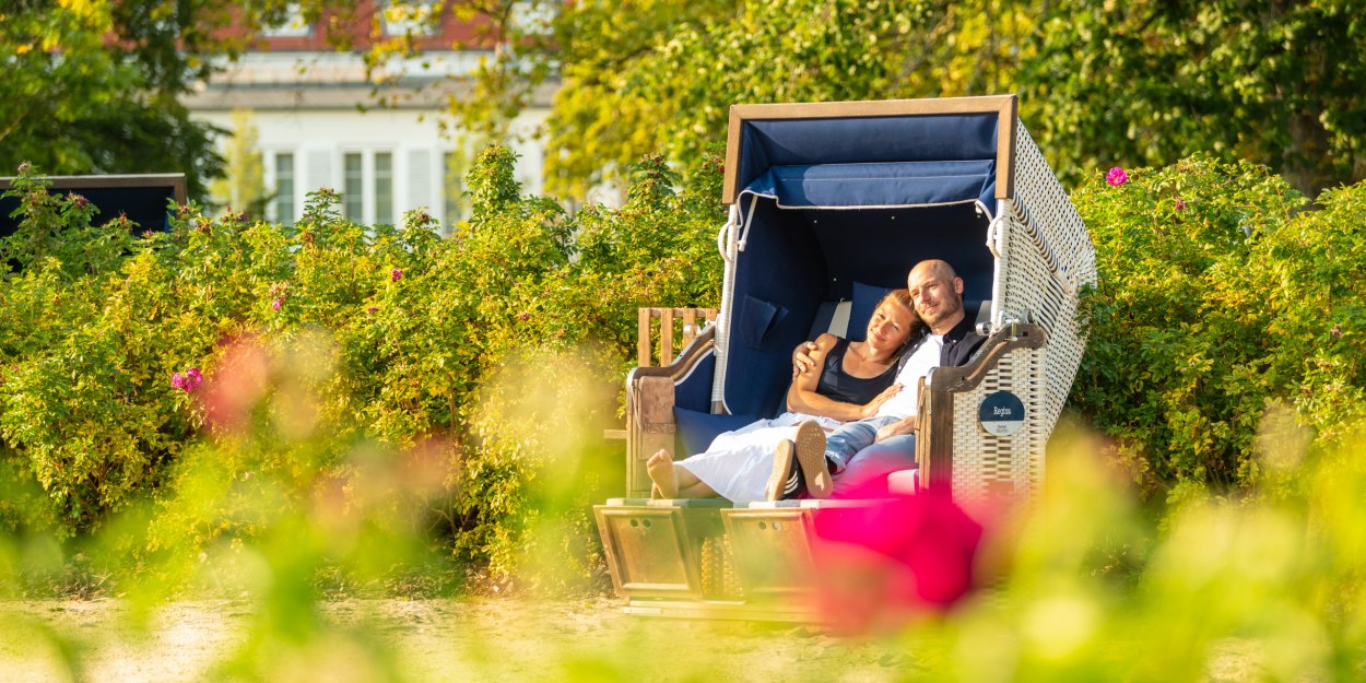 Im Bad Salzufler Kurpark laden Strandkörbe zum Entspannen und Verweilen ein. , © Teutoburger Wald Tourismus/Dominik Ketz