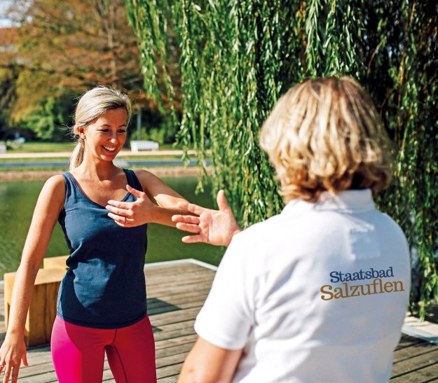 Aktiv atmen unter Anleitung im Kurpark , © Staatsbad Salzuflen GmbH / S. Strothbäumer