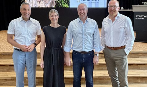 v.l.n.r.: B&uuml;rgermeister Dirk Tolkemitt, Erste Beigeordnete und K&auml;mmerin Melanie Koring, Wirtschaftsf&ouml;rderer Frank Heinkel und Gesch&auml;ftsf&uuml;hrer der Stadtwerke Bad Salzuflen Volker Stammer, &copy; Stadt Bad Salzuflen
