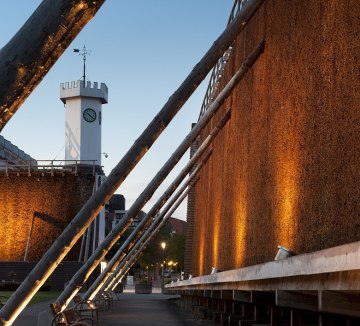 Gradierwerk im dunkeln beleuchtet, mit Blick auf Uhrenturm., © Staatsbad Salzuflen GmbH / A. Hub