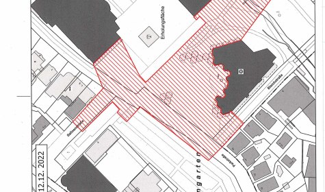 Zu sehen ist eine grafische Darstellung aus der Vogelsperspektive des Bereiches um den Kurparkeingang. Der Bereich vor dem Eingang ist rot markiert und weist auf die Verbotszone hin.