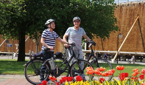 Bad Salzuflen Paar mit Fahrrad vor dem Gradierwerk, &copy; Staatsbad Salzuflen / Lippe