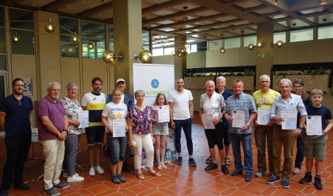 Bürgermeister Dirk Tolkemitt steht in der Bürgerhalle im Rathaus, umrahmt wird er von vielen Gewinnerinnen und Gewinnern des Stadtradelns, © Stadt Bad Salzuflen - Frederic Van Broeck