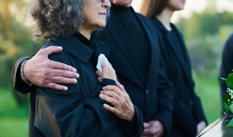 Menschen spenden einander Trost , &copy; AdobeStock_646436655_pressmaster