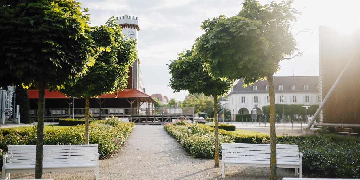 Blick vom Rosengarten aufs Gradierwerk Uhrenturm, © Stadt Bad Salzuflen / S. Strothbäumer