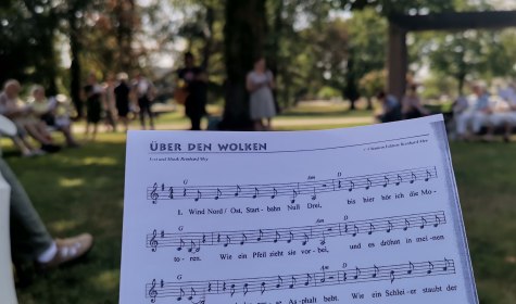 Das offene Parksingen bietet für alle Generationen musikalische Highlights. Gemeinsam wird gesungen, musiziert und gelacht. Die Teilnahme ist im Kurparkeintritt inbegriffen., © Staatsbad Salzuflen GmbH / C. Petter