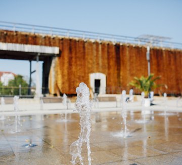 Gradierwerke mit Blick auf Brunnen, © Staatsbad Salzuflen GmbH / S. Strothbaeumer