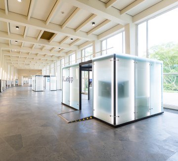 Die rund 130 Meter lange renovierte Wandelhalle lädt zum Flanieren neben dem Wandeln ein., © Staatsbad Salzuflen GmbH / D. Neuschaefer-Rube