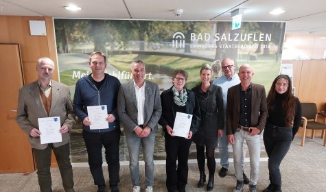 Auf insgesamt 120 Jahre Tätigkeit im öffentlichen Dienst blickt das Jubilarstrio um Beate Sturhan (4.v.l, Fachdienstleitung Kämmerei), Christian Böhm (2.v.l, Fachbereichsleitung Finanzen) und Forstwirt Dieter Delker (links) zurück.
Zu den Gratulanten gehören Bürgermeister Dirk Tolkemitt (3.v.l), Melanie Koring (4.v.r, Erste Beigeordnete & Stadtkämmerin) sowie der Personalratsvorsitzende Dirk Strehle (3.v.r) mit Anka Stankovic (rechts, Erste stellv. Personalratsvorsitzende) und Frank Düe (2.v.r, Stabsleitung Personal), © Stadt Bad Salzuflen