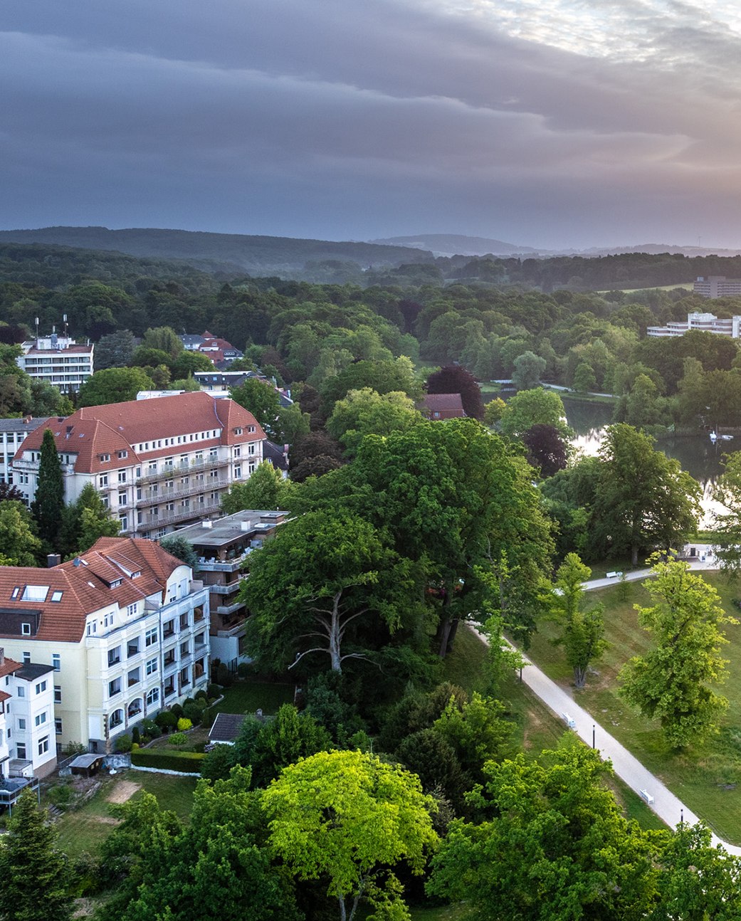 Sonnenaufgang &uuml;berm Kurpark mit anliegenden Pensionen und Villen