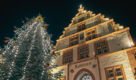 Historisches Rathaus mit festlich geschm&uuml;cktem Tannenbaum., &copy; Jan Voth