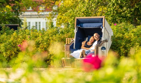 Im Bad Salzufler Kurpark laden Strandkörbe zum Entspannen und Verweilen ein. , © Teutoburger Wald Tourismus/Dominik Ketz