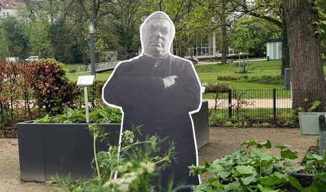 Sebastian Kneipp Pappaufsteller steht im Kr&auml;utergarten im Kurpark
