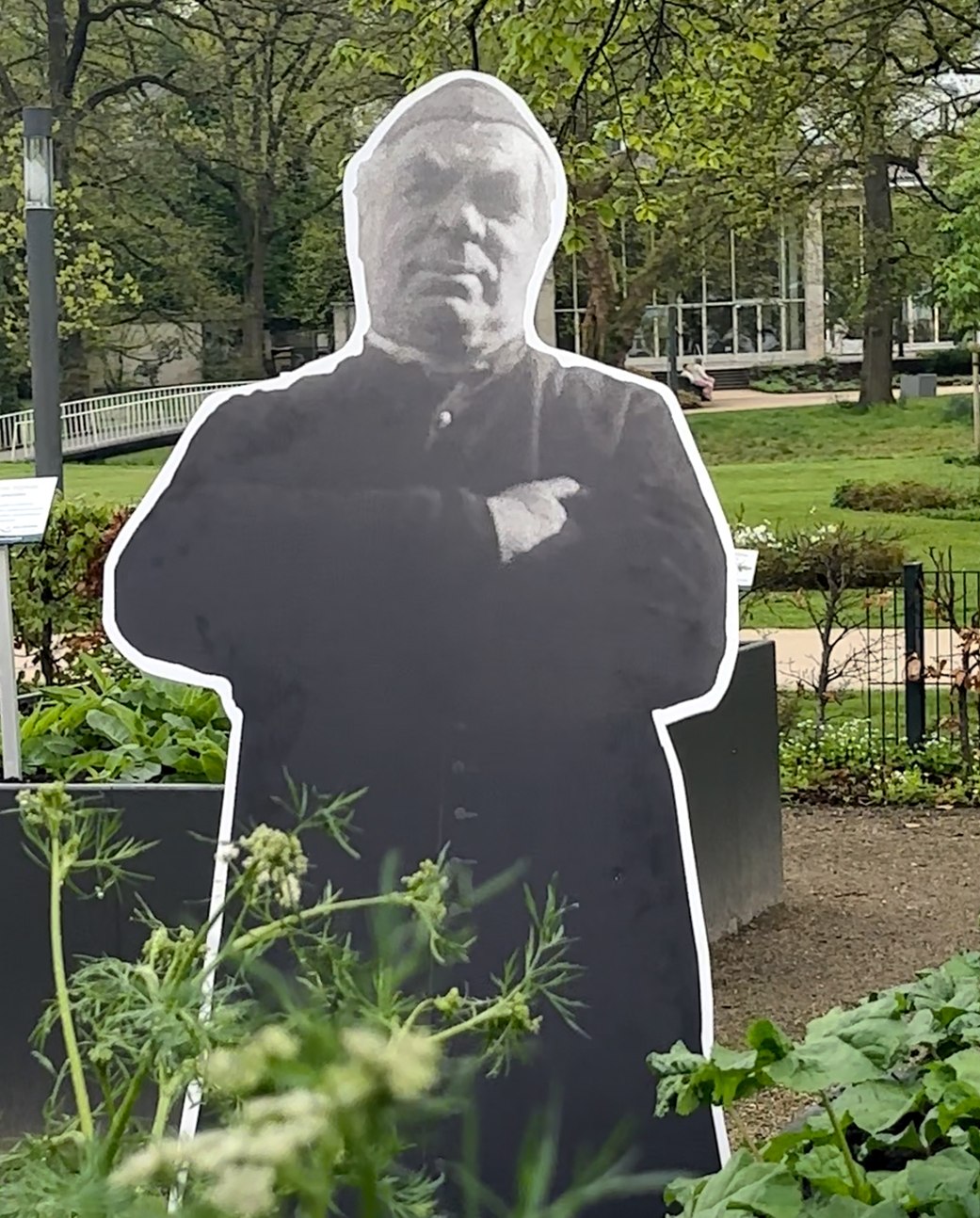 Basti im Kräutergarten Sebastian Kneipp Pappaufsteller steht im Kräutergarten im Kurpark