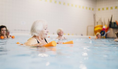 Mit den Aqua-Kursen des Vitalzentrums halten Sie sich fit und können sich vollständig auspowern. Besonderes Highlight ist dabei das Schwimmen in der Thermalsole., © Staatsbad Salzuflen GmbH / S. Strothbäumer