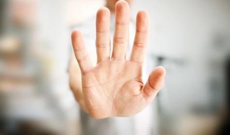 Zu sehen ist eine Hand, die Stop suggeriert. , © Maksim Kostenko - stock.adobe.com
