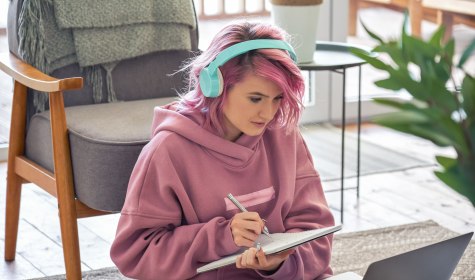 Auf dem Bild ist ein junger Mensch zu sehen, der am Laptop nach einem Praktikumsplatz sucht., © insta_photos - stock.adobe.com