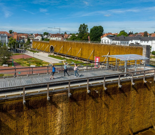 genießen Sie den Rundblick über Kurpark, Tourist Information, Uhrenturm und Gradierwerke von der Aussichtsplattform, © Teutoburger Wald Tourismus/Dominik Ketz