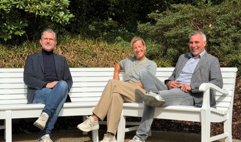 Mit der neu aufgestellten Rundbank auf dem &bdquo;Azaleenh&uuml;gel&ldquo; im Kurpark der Stadt Bad Salzuflen bietet sich ein au&szlig;ergew&ouml;hnlicher &Uuml;berblick &uuml;ber den Kurpark, den Dr. D&ouml;rte Oest (Mitte, Beiratsmitglied HVV-Vorstand), B&uuml;rgermeister Dirk Tolkemitt (rechts) und Ralf Hammacher (Fachbereichsleiter Tourismus, Gesundheit & Kultur) beim Probesitzen sichtlich genie&szlig;en. , &copy; Stadt Bad Salzuflen
