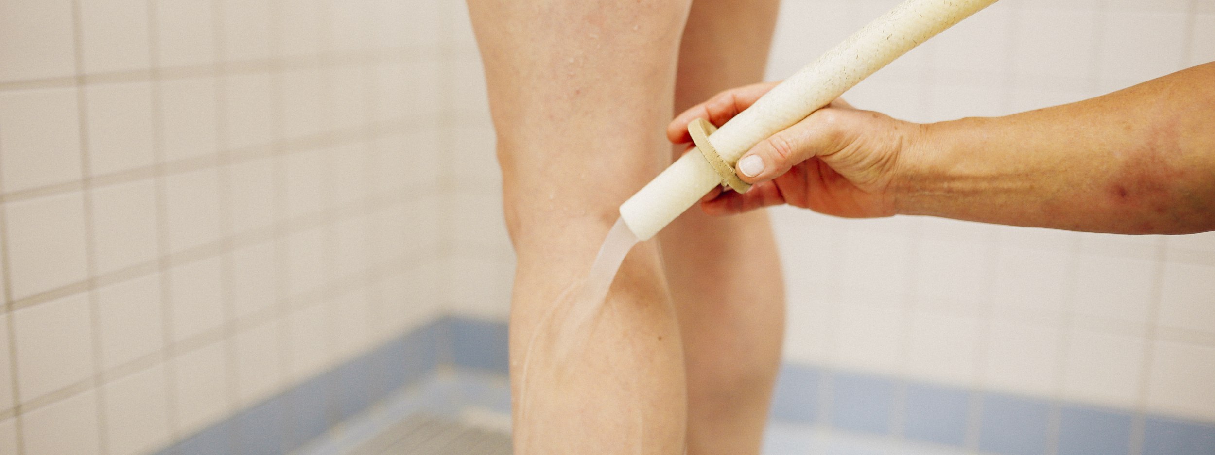 Ein Kneipp-Guss fördert die Durchblutung und aktiviert das Immunsystem. Erfahren Sie die belebende Wirkung, die das Kneippen so einmalig macht., © Staatsbad Salzuflen GmbH / S. Strothbäumer