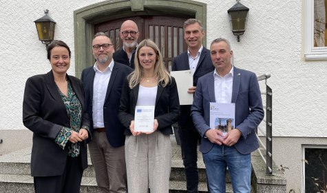 Regierungspräsidentin Anna Katharina Bölling übergibt die Bewilligungs-Urkunde für den LEADER-Förderbescheid an Patrick Puls, Alexander Jaegers, Caroline Kossinna, Rocco Wilken und Dirk Tolkemitt, © Stadt Bad Salzuflen