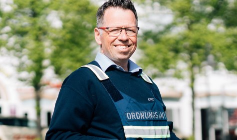 Zu sehen ist ein Mitarbeitender des Ordnungsamtes in Dienstbekleidung., © Stadt Bad Salzuflen