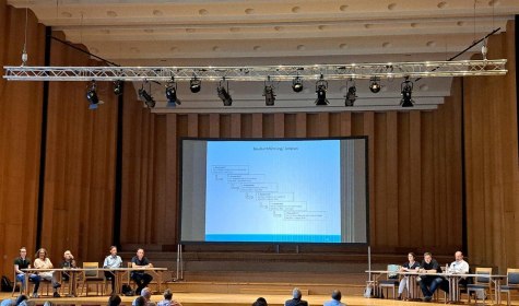 Zu sehen ist die Bühne der Konzerthalle, auf der eine Präsentation zu der Baumaßnahme Beetstraße gezeigt wird, © Stadt Bad Salzuflen