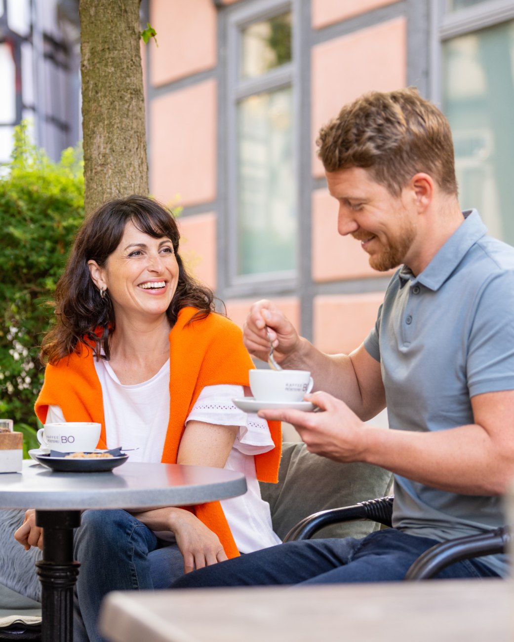 Ein Paar entspannt im Café im Herzen der historischen Altstadt von Bad Salzuflen., © Teutoburger Wald Tourismus / D. Ketz