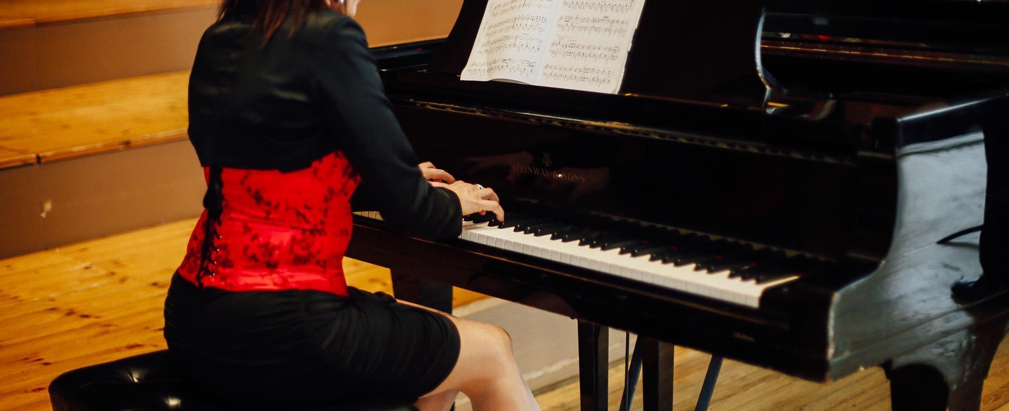 Staatsbad Salzuflen_Orchester_Frau am Fl&uuml;ge, &copy; Staatsbad Salzuflen GmbH / S. Strothb&auml;umer