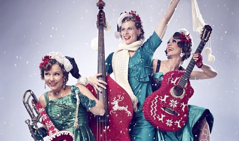 Engelsgleiches Damentrio „Zucchini Sistaz“ katapultiert sich mit Weihnachtsliedern aus vielen Ländern und festlich
grüner Abendrobe, © Peter Wattendorf