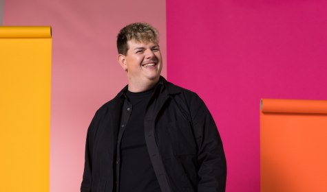 ESC-Star ISAAK ist der künstlerische Top-Act beim Kurparkfest am 14. Juni 2025 in Bad Salzuflen, wo neben Spiel, Spaß und Kulinarik auch weitere musikalische Highlights geboten werden, © Corinne Cumming