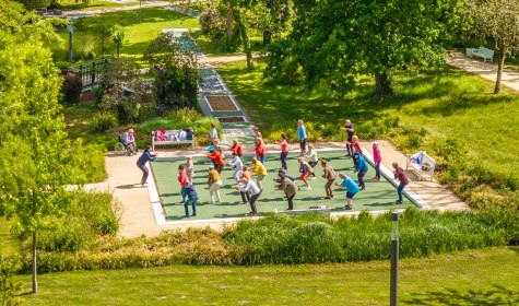 Drohnenaufnahme einer Sportgruppe im Kurpark bei der Gymnastik