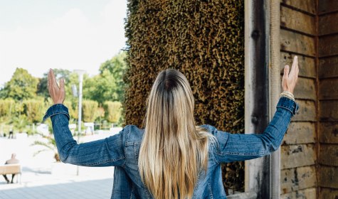 Staatsbad Salzuflen_Gradierwerk_einatmen, &copy; Stadt Bad Salzuflen / S. Strothb&auml;umer