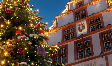 Das historische Rathaus am Markt in Bad Salzuflen erstrahlt mit Lichterkette und festlich geschmücktem Tannenbaum im Weihnachtsglanz., © J. Siekmann