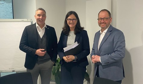 Zu sehen sind drei Personen, es handelt sich um, von links nach rechts, Bürgermeister Dirk Tolkemitt, Notarin Isabelle Drunkemöller und Jörg Düning-Gast, Verbandsvorsteher Landesverband Lippe, © Stadt Bad Salzuflen