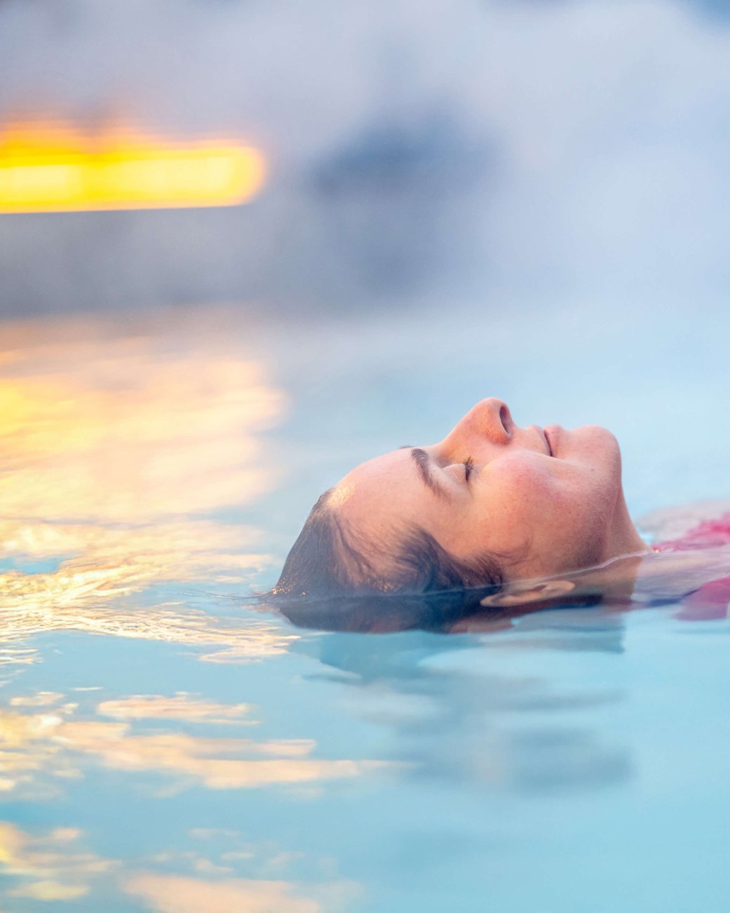 Kraftquelle – ohne Anstrengung, © ©Stadt Bad Salzuflen / Teutoburger Wald / D. Ketz Frau liegt schwebend auf der Wasseroberfläche in einem Außenbecken der Vitasol-Therme