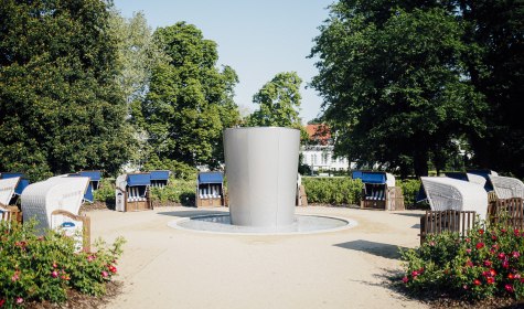 Solestrand, Strandkörbe im Kreis, Trinkbecher, Wasser, Bäume, Kurpark, © Staatsbad Salzuflen GmbH / S. Strothbäumer