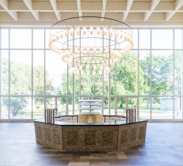 Genießen Sie täglich Ihr Glas Sole im Mittelpunkt der 2020 neu renovierten Wandelhalle - dem Brunnenhaus.  , © Staatsbad Salzuflen GmbH / D. Neuschaefer-Rube