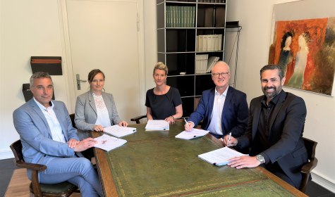 Unterschrift des Vertrages zum Verkauf der „VitaSol“-Therme. Zu sehen sind Bürgermeister Dirk Tolkemitt, Notar-Vertreterin Sarah Wiegmann, Melanie Koring (Erste Beigeordnete und Kämmerin), Dr. Stefan Kannewischer (Geschäftsführer Kannewischer Holding) und Peter Hagemann (Geschäftsführer „VitaSol“-Therme)., © Stadt Bad Salzuflen