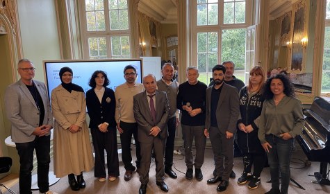 Die Organisatoren und Vortragenden der bewegenden Veranstaltung „Fluchtgeschichten“ im Schötmaraner Schloss (v.l.n.r.): Knut Hallmann (Präventionsrat), Mohadesse Mussavi, Filiz Senelmis, Ali Caglar, Shahouz Kalash, Karim Suleiman, Norbert Scherpe, Habib Samadi, Sukhomlyn Konstiantyn, Augusta Khrytonenkova und Mariam Labib (Präventionsrat)., © Stadt Bad Salzuflen