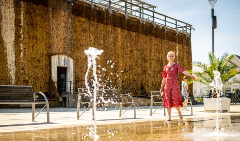 Frau im Font&auml;nenfeld zwischen Kurhaus und Konzerthalle