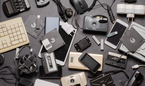 Eine Ansammlung von Elektroschrott, haupts&auml;chlich alte Handys und PC-Peripherie, &copy; stock.adobe.com | mitand73