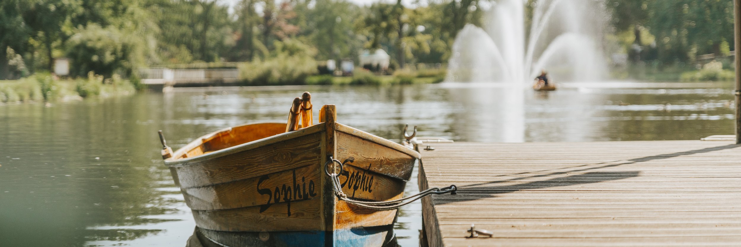 Ruderboot und Wasserfontäne am Kurparksee Bad Salzuflen , © Stadt Bad Salzuflen/M. Adamski