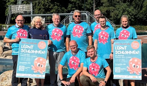 Eine Gruppe von Menschen, die in dem Projekt &quot;Bad Salzuflen lernt schwimmen&quot; involviert sind, © Stadt Bad Salzuflen